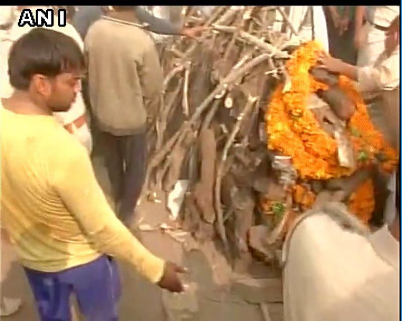 The funeral of Ram Kishen Grewal underway in Bhiwani (Photo: Twitter)