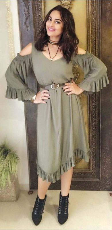 Sonakshi pairs her dress with a belt making it a great casual look!