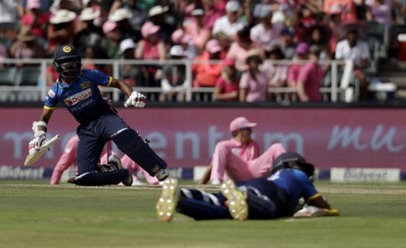 Sri Lanka's batsman Niroshan Dickwella, left, and other players lay down to avoid a swarm of bees. (Photo: AP)