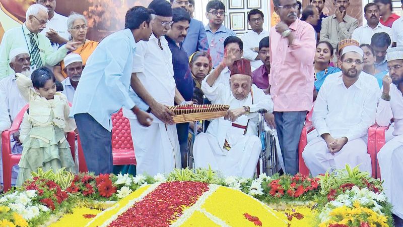Kalam's elder brother  Mohammed Muthu Meeran Labbai leads people in paying  floral tributes at Kalam memorial. (Photo: DC) 