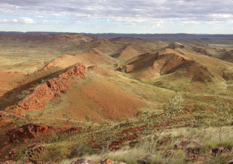 Ridges in the ancient Dresser Formation in the Pilbara Craton of Western Australia that preserve ancient stromatolites and hot spring deposits Image: Kathleen Campbell