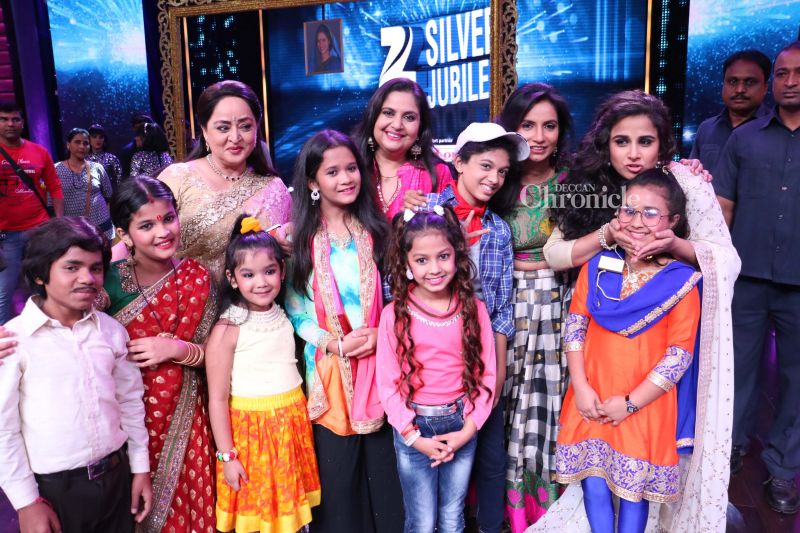Vidya reunites with cast of her debut show Hum Paanch'