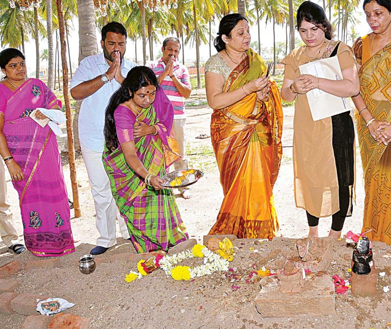 Congress candidate for Gundlupet seat Geetha Prasad offers prayers at the samadhi of her husband Mahadevprasad before filing her papers.