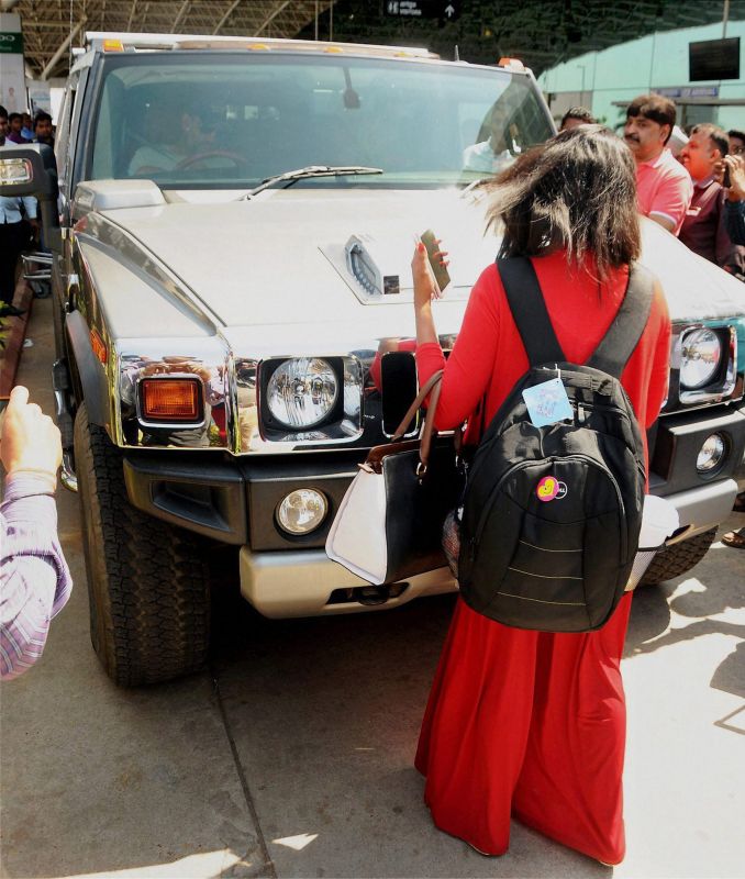 A fan blocked the path of MS Dhoni's Hummer outside the Ranchi airport, in an attempt to click a selfie with the former India skipper. (Photo: PTI)