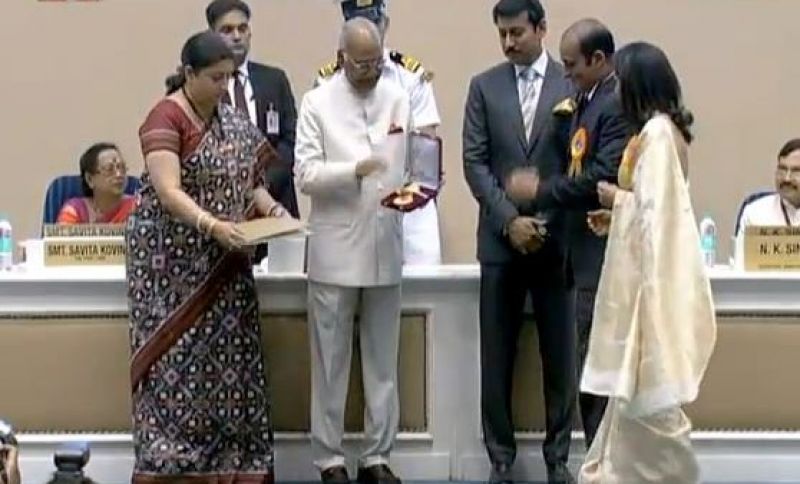 Vinod Khanna, who died in 2017, was honoured with the Dadasaheb Phalke Award and collecting the award were his son actor Akshaye Khanna and wife Kavita. (Screengrab | DD News)