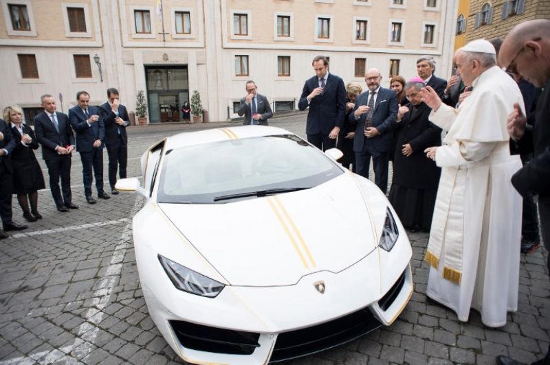 The Pope blesses the car. (Photo: AFP)