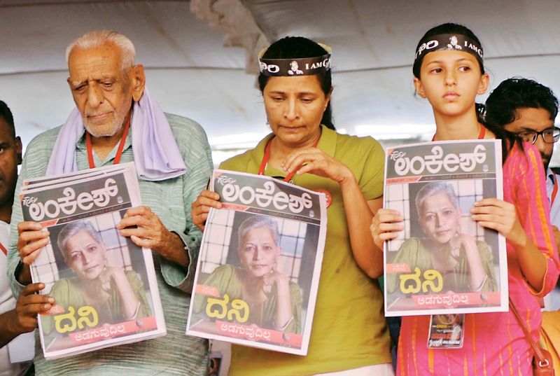 Freedom fighter H.S. Doreswamy stands with Kavitha Lankesh and her daughter during Rally for Resistance in Bengaluru on Tuesday. (Photo: R. Samuel)