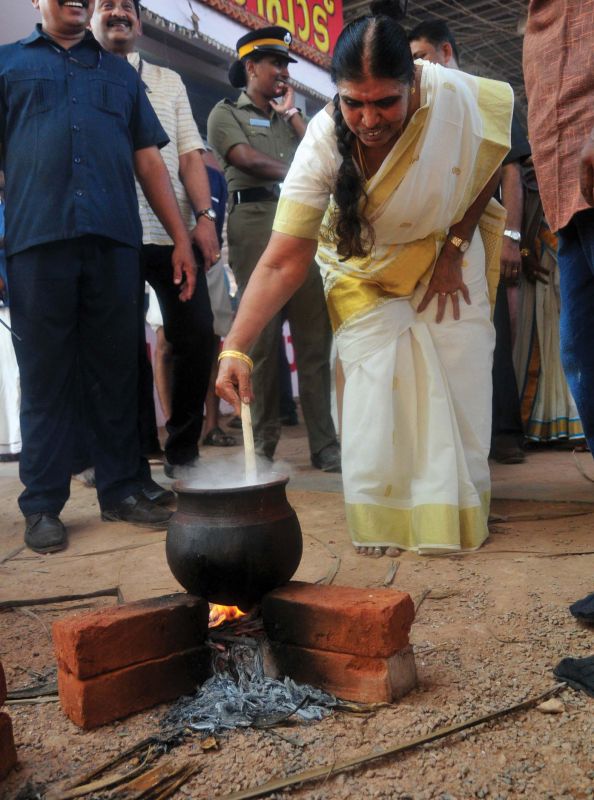 Governor P. Sathasivam's wife Saraswathi performs pongala. (Photo: A.V.MUZAFAR)