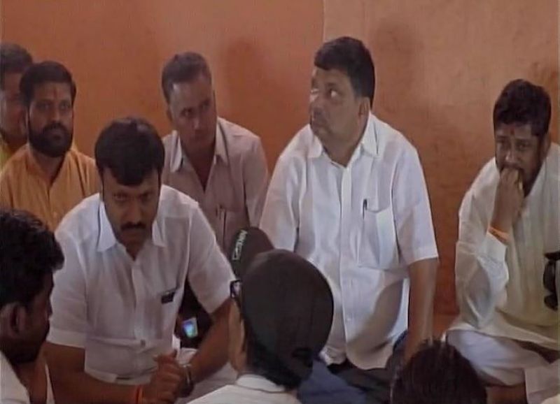 Former corporator Yashodhar Phanse posed as Shiv Sena MLA Gautam Chabukswar and met farmers of a drought-hit village in Osmanabad. (Photo: ANI/Twitter)