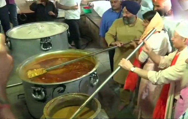 Nikki Haley prepares food for 'langar' during her visit to Gurudwara Sis Ganj Sahib in Delhi. (Photo: Twitter | ANI)