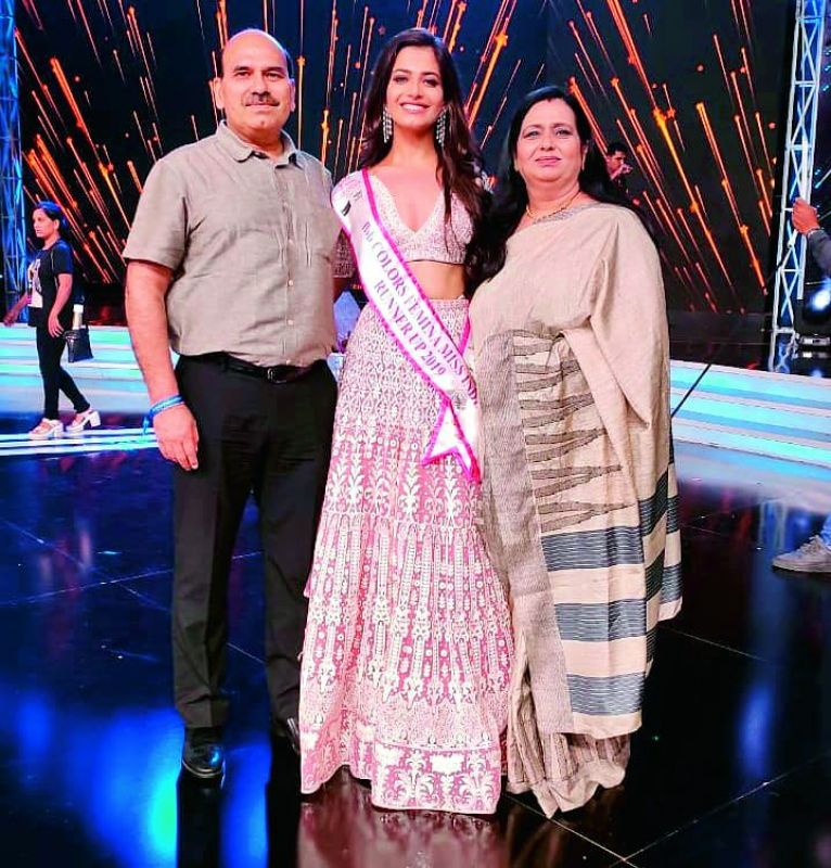 Sanjana Vij with her parents