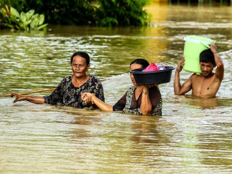 Residents walk through floodwaters as they evacuate to a safer place in Kabacan, North Cotabato, on the southern island of Mindanao. (Photo: AFP)