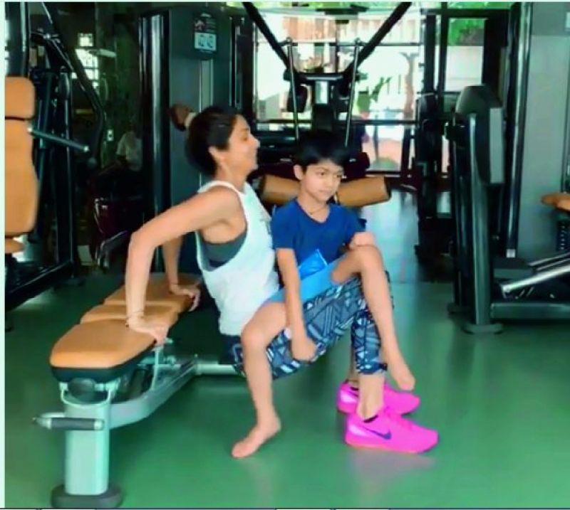 In her latest video, Shilpa Shetty is seen doing lifts with her son Viaan, who seems to be enjoying it.