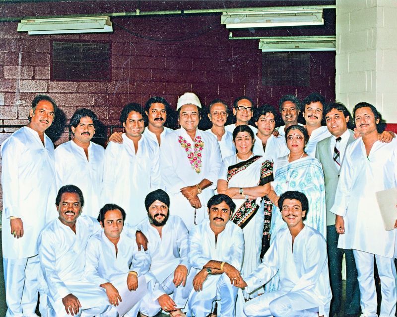 Lata Mangeshkar with Kishore Kumar, Usha Mangeshkar and their team of musicians at Madison Square Garden, New York, 22 June 1985.