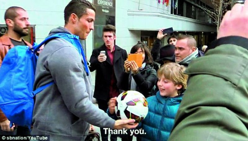 Football star Cristiano Ronaldo took to the streets outside a busy Metro de Madrid station, disguised as a beggar, showing off his skills, but people just ignored him.