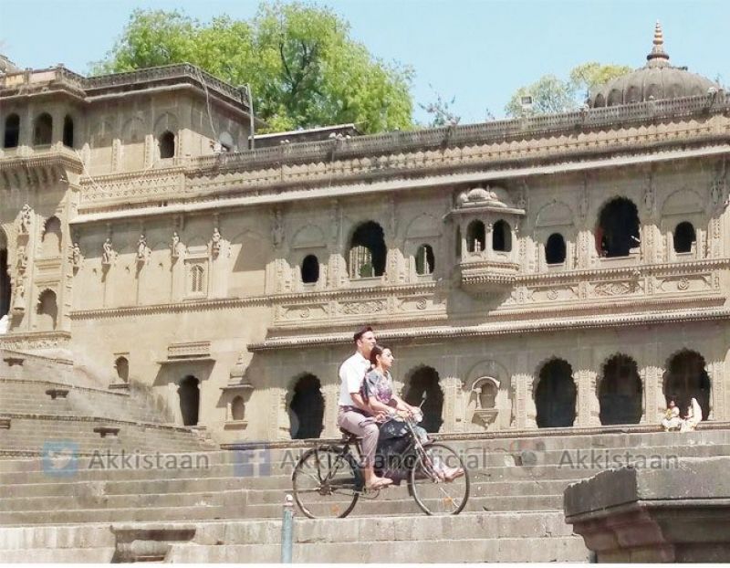 Pictures: Akshay takes Radhika Apte on bicycle ride as he starts Padman shoot in Indore