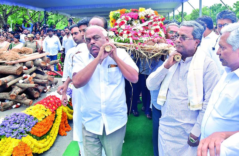 Former Karnataka Assembly Speaker K.R. Ramesh Kumar and former Karnataka chief minister Siddaramaiah carry the body of the departed leader for cremation on Monday at Necklace Road.