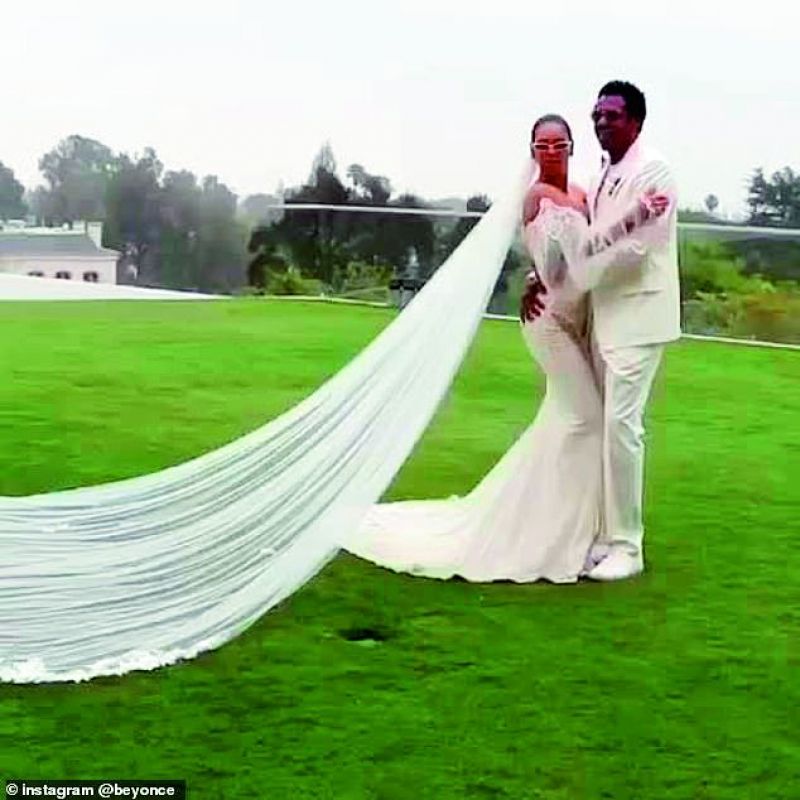 Bey showed off her white  fish-tail Galia Lahav gown