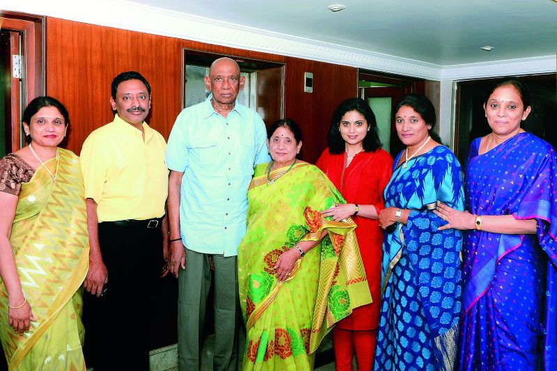 P. Ravindra Reddy on hs 75th Birthday with wife and children. (L to R): Lavanya (daughter) , Srinivas (Son), Ravindra Reddy, Leelavathi (wife), Samantha (daughter in law) Saranya (daughter), Kalpana (daughter)