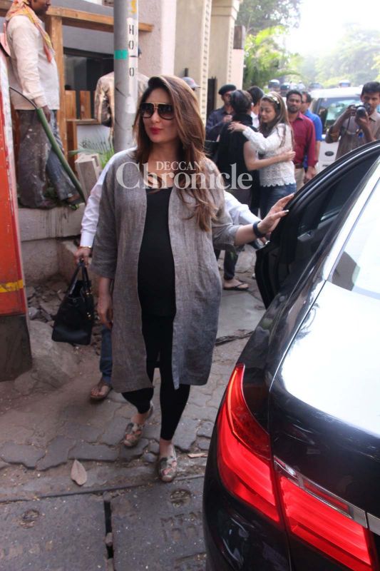 Snapped: Mommy-to-be Kareena goes on a relaxing lunch with Karisma, Amrita