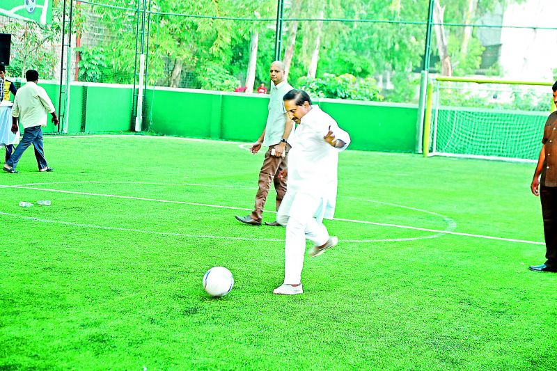 Kiran Kumar Reddy aiming for a shot.