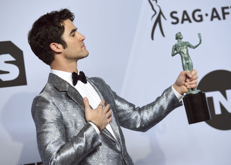 Darren Criss looked sleek in the custom Emporio Armani evening jacket in silver and navy blue. (Photo: AP)