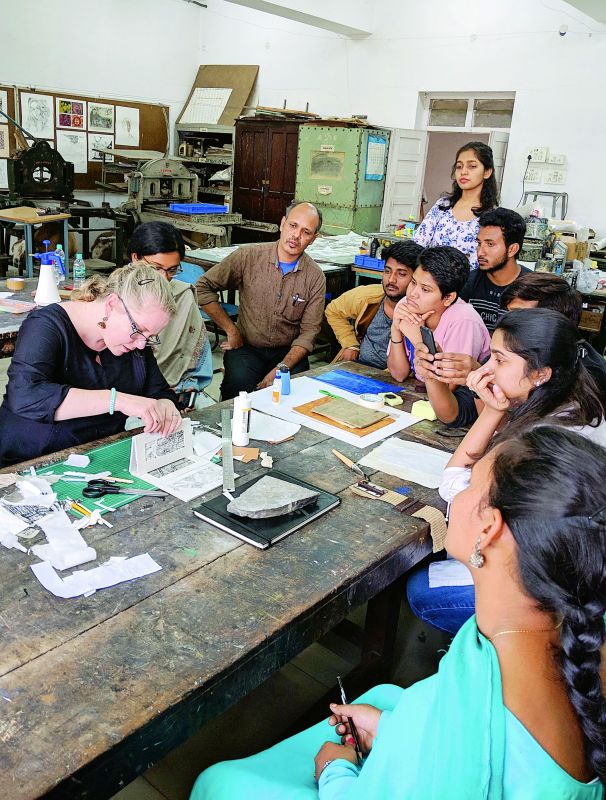 Artist Jessica Meuninck Ganger from Wisconsin, USA demonstrating the process of takbon to the students of JNAFAU.