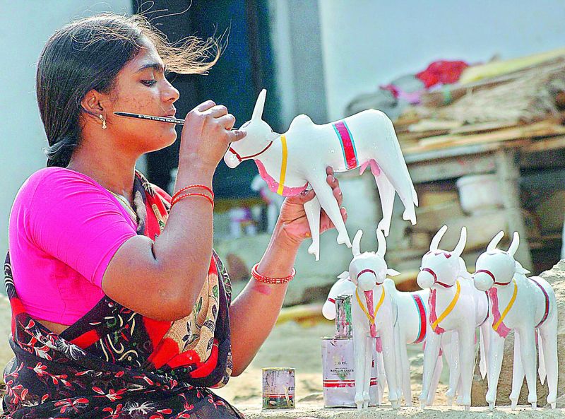 An artisan is giving final touches to Kondapalli toys near Vijayawada on Monday. (Photo: DC)	