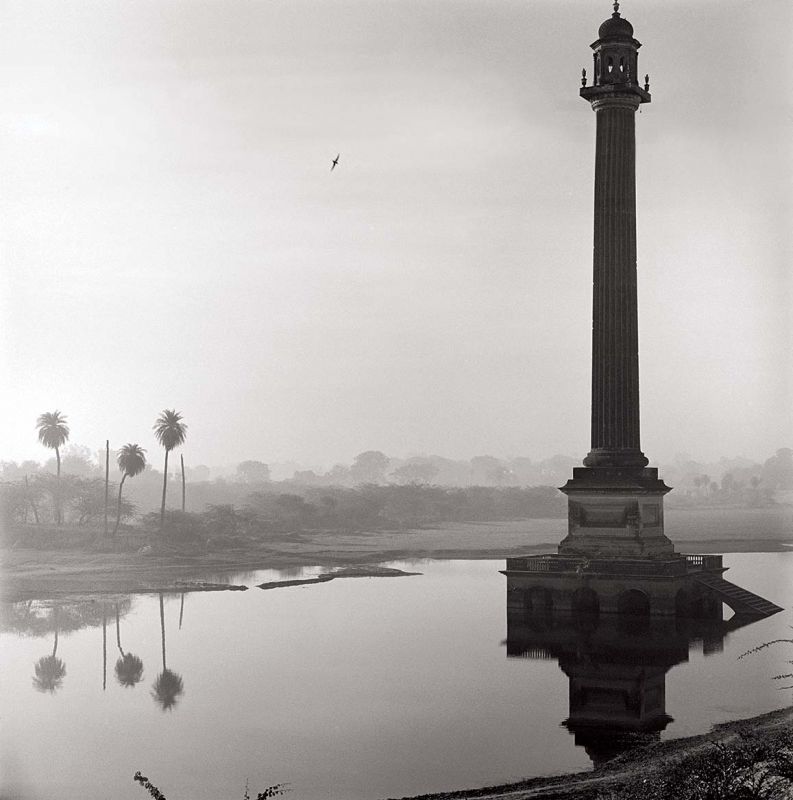 Derry Moore, Column at la Martiniere, Lucknow, 1977