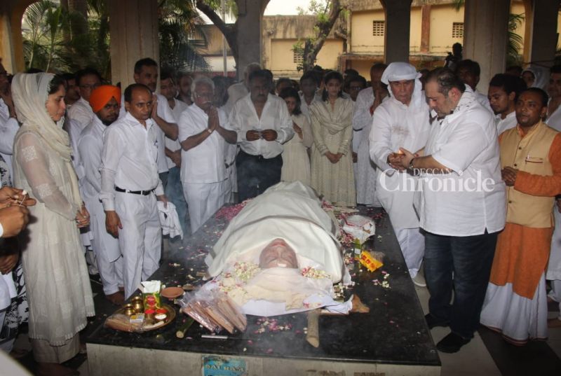 Randhir and Rajiv Kapoor perform the rituals before the cremation. Their brother Rishi Kapoor was in USA for medical treatment and has not arrived yet.