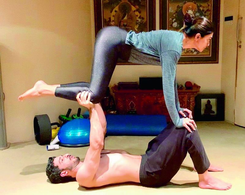 Sushmita Sen nails difficult couple's yoga pose with boyfriend Rohman Shawl