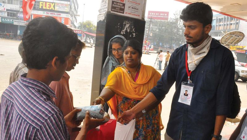 The volunteers of Blood Donor Forum Kozhikode chapter give free food parcels to stranded passengers at Kozhikode Moffusil bus stand on Monday. (photo: Venugopal)