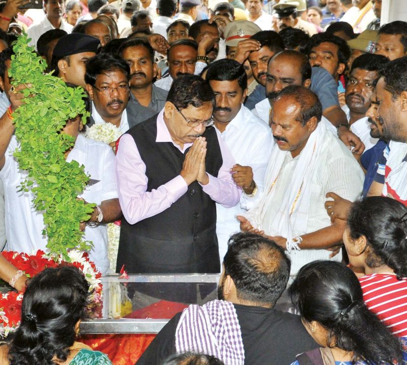 DyCM G. Parameshwar pays last respects to Deputy Mayor Ramila Umashankar, who died on Thursday, in Bengaluru on Friday. (KPN)