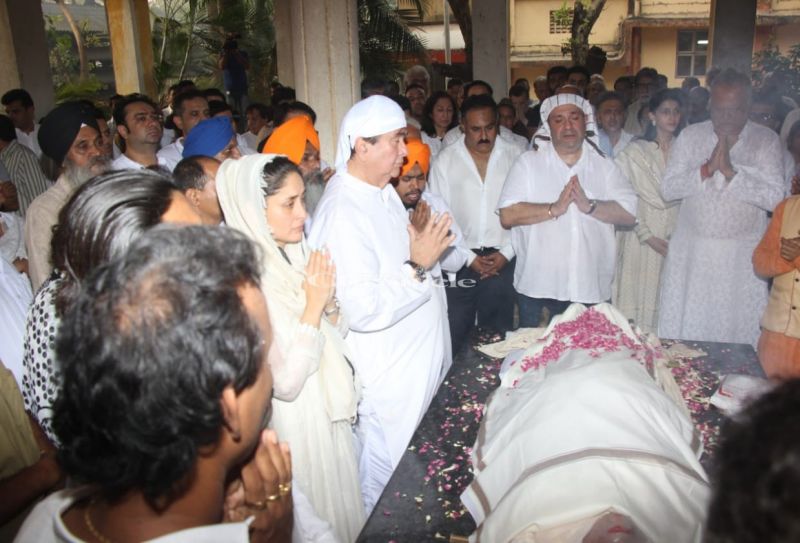 Kareena Kapoor Khan and her father Randhir Kapoor during recitation of the prayers before the start of the cremation process.
