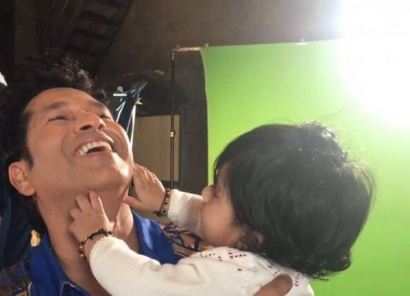 Sachin Tendulkar spends some time with Harbhajan Singh's daughter Hinaya Heer. (Photo: Twitter)