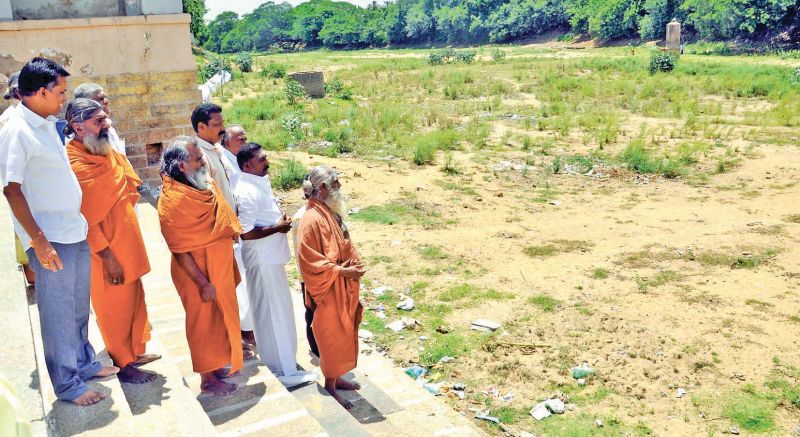 Pundits and organisers look at Bhagavat Ghat where Mahaspushkaram will be celebrated in Kumbakonam on September 19	(Photo:DC)