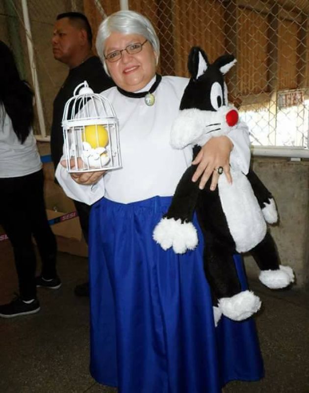 Solange Nascimento Amorim dressed up as Granny from Tweety (Photo: Facebook)