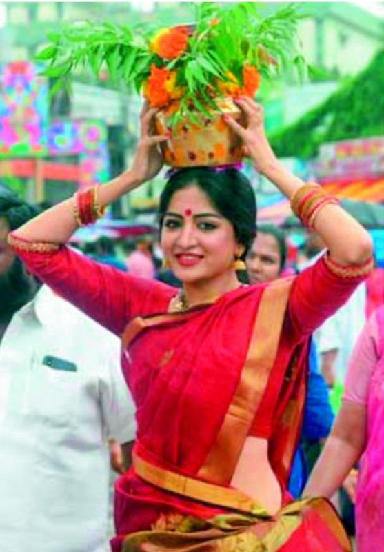 Actress Poonam Kaur at the Simhavahini Mahakali temple at Lal Darwaza.