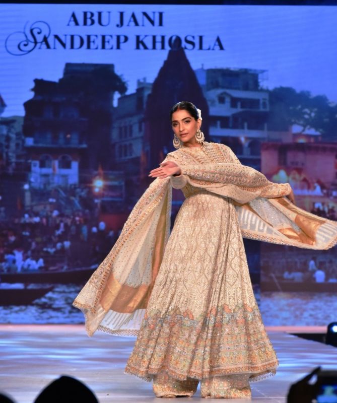 Sonam Kapoor Ahuja in her traditional best at fashion for a cause. (Photo: File)