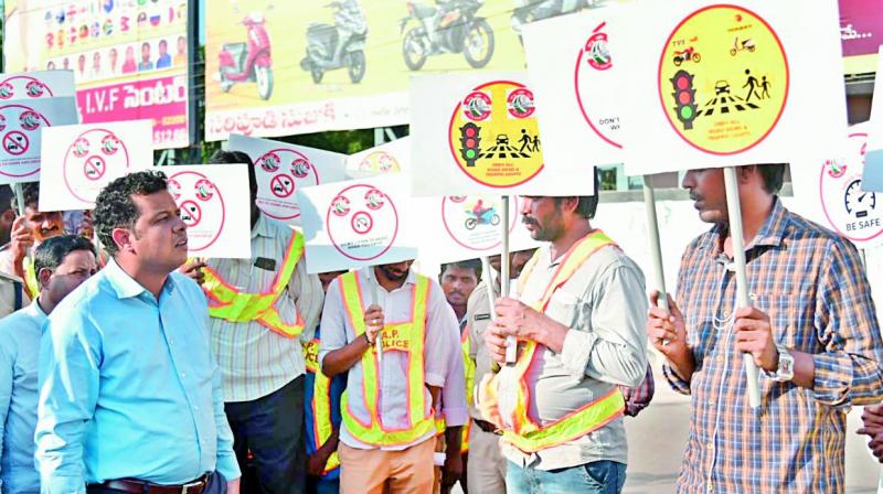 Guntur JC imposes traffic duty as punishment on 50 violators