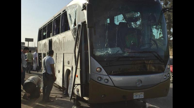 Tourist bus near Egypt\s Gaza pyramids hit with bomb; injures 17