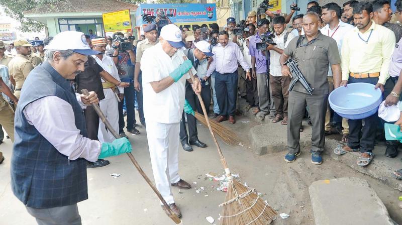 Governor Banwarilal Purohit sweeping the Thoothukudi old bus stand. (Photo: DC)