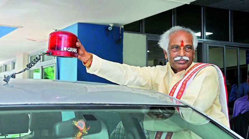 Labour minister Bandaru Dattatreya removes beacon light from his car in Hyderabad on Sunday. (Photo: DC)