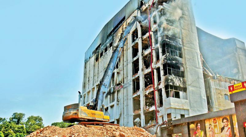 The contractor hired by Chennai  corporation has begun demolition of the seven-storeyed Chennai Silks  building. (Photo: DC)