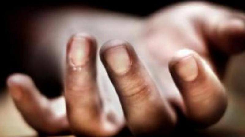 New Delhi: Man ends suicide bid after drama