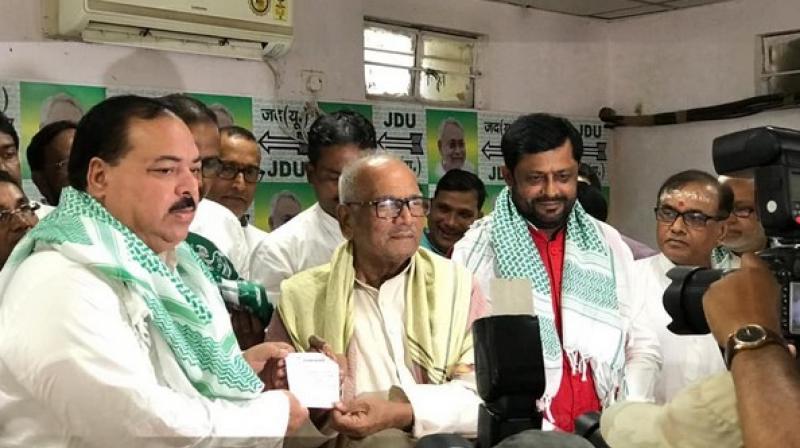 Bihar: Former RJD leader Ashraf Fatmi joins JDU