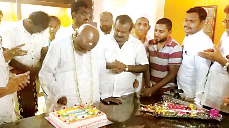 Bengaluru: Deve Gowda stops son H.D. Kumaraswamy from cutting ties with Congress?