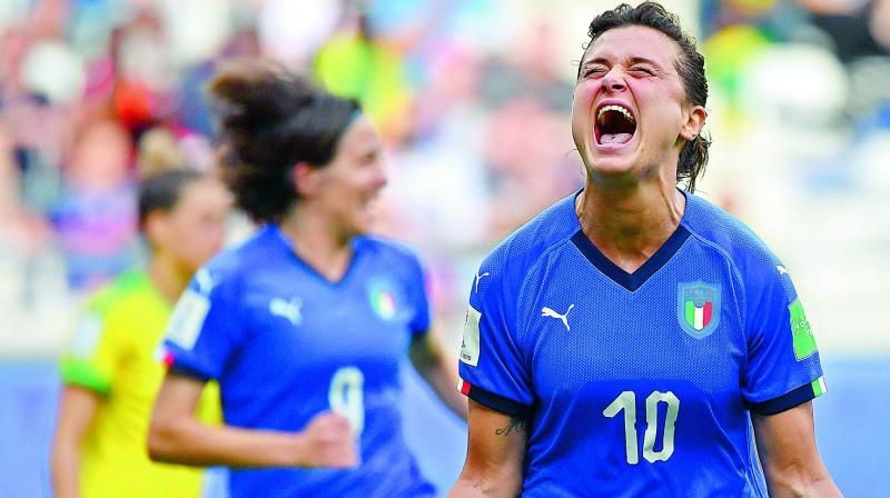 Cristiana Girelli fires Italy into last 16