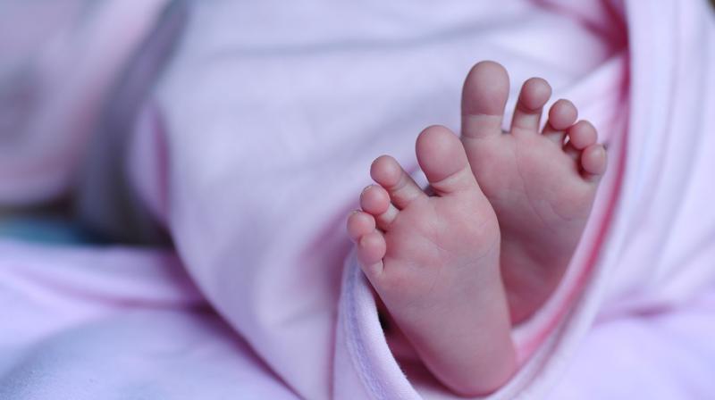 Newborn abandoned and dumped in trash bin in Colombia.(Photo: Pixabay)