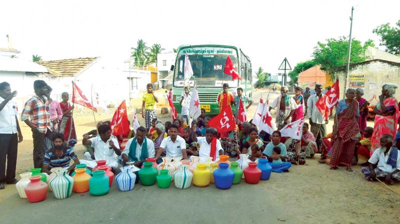 Tiruchy: Water scarcity forces villagers to hold up bus